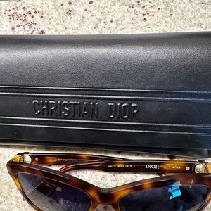 Dior sunglasses, 30 Montaigne mini B 1